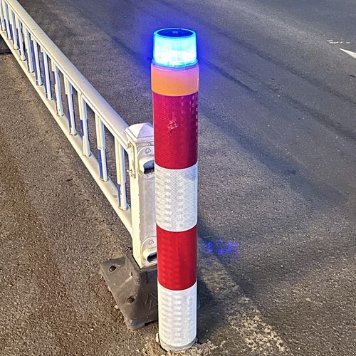 太陽(yáng)能道口樁警示爆閃燈 綠色能源驅(qū)動(dòng)的安全守護(hù)者